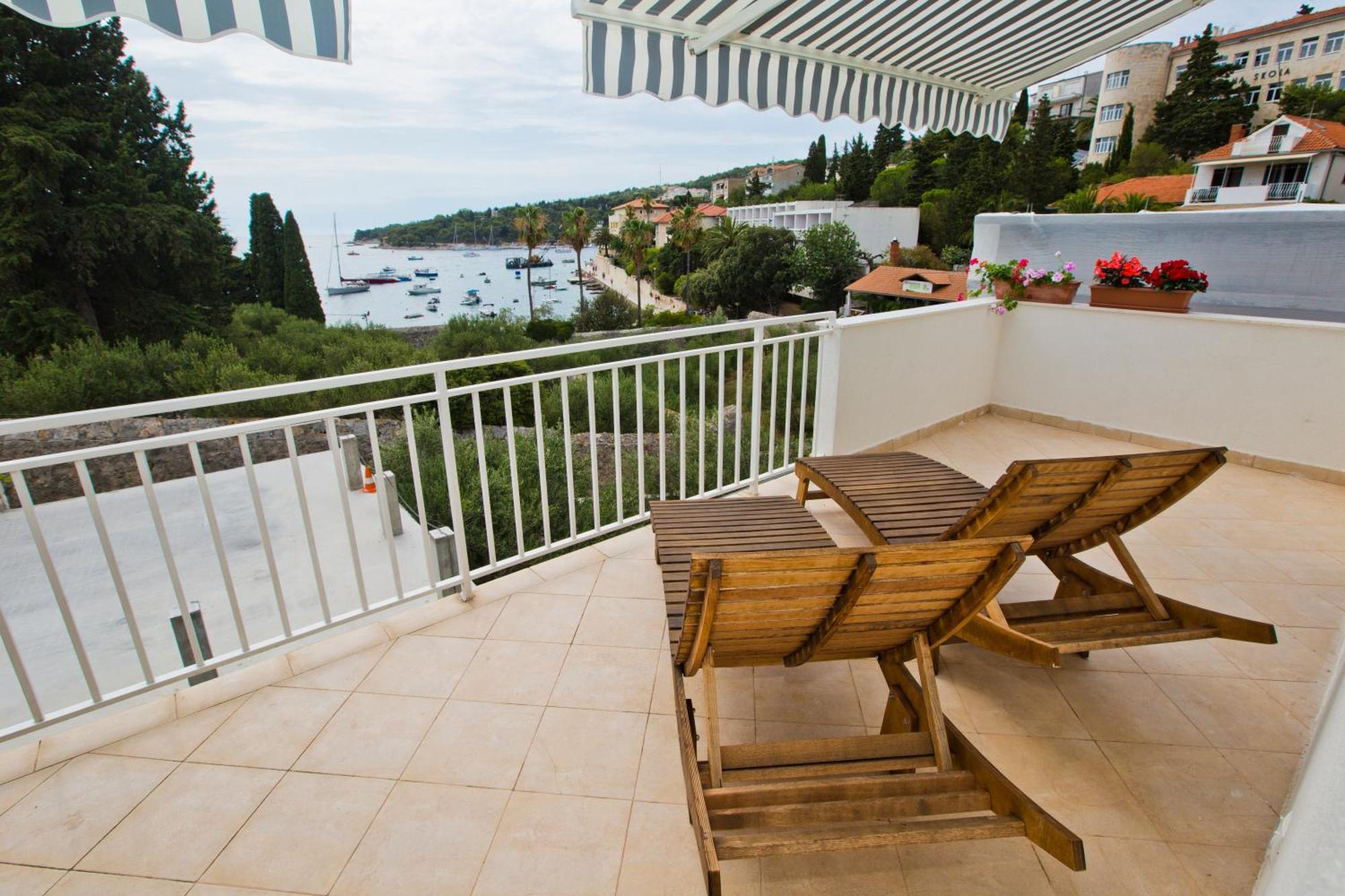 Apartments Grgo Хвар Екстериор снимка